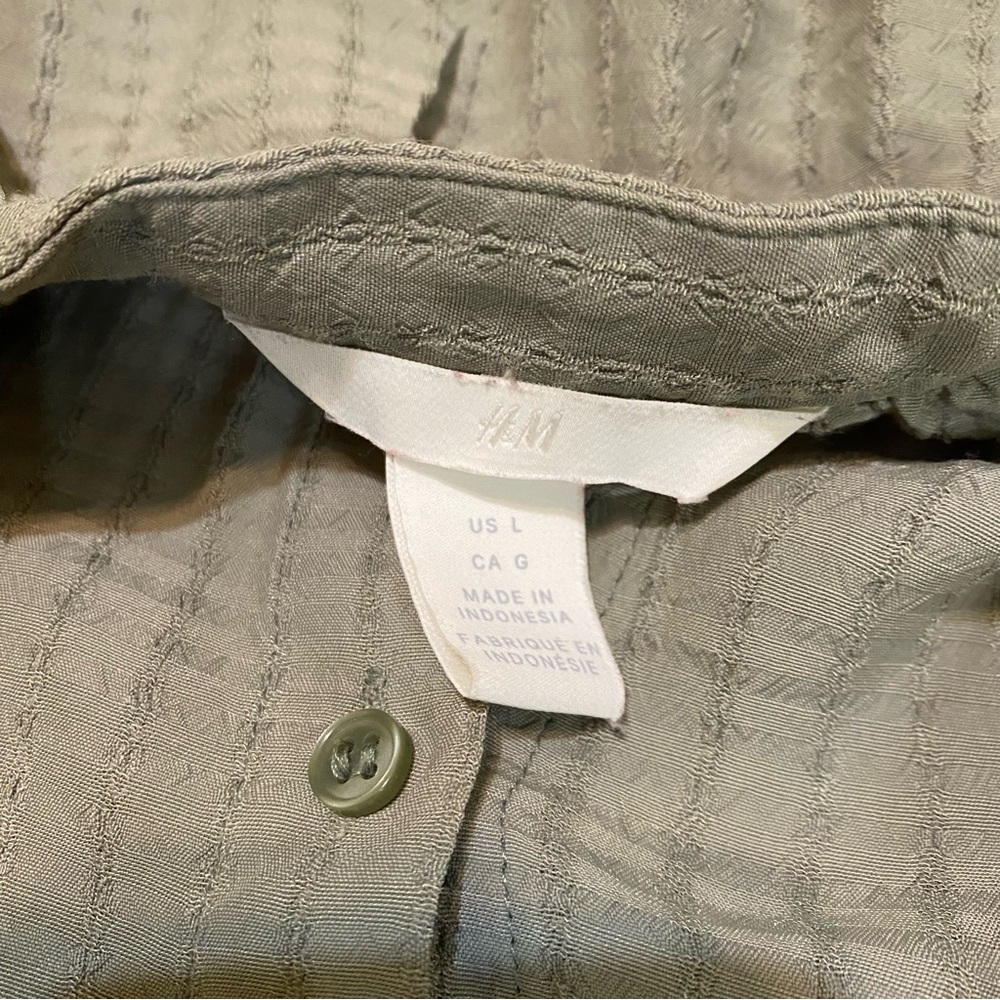 4. H&M Green Puff Sleeve Blouse with Mandarin Collar - Picture 4 of 7